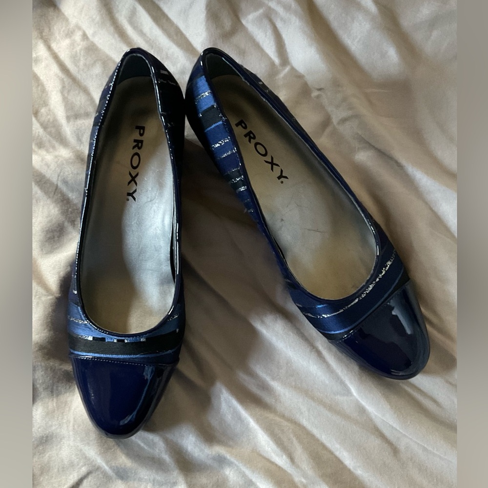 Blue/silver pumps